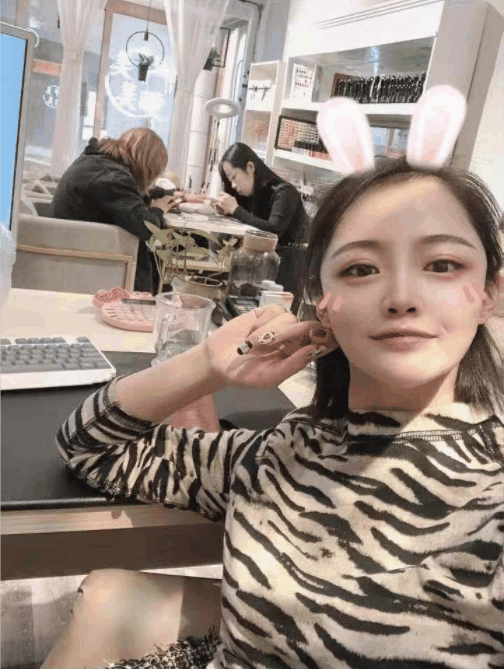 双飞刚出道的颜系姐妹花，又漂亮又性感，可以 she~吻