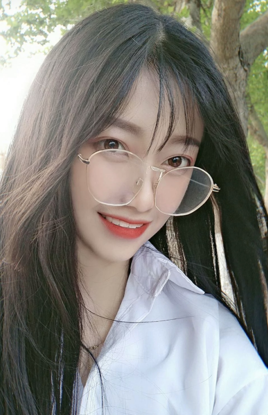 给大家推荐一位小姐姐眼睛妹