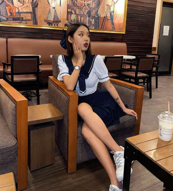 正一个水嫩的MM