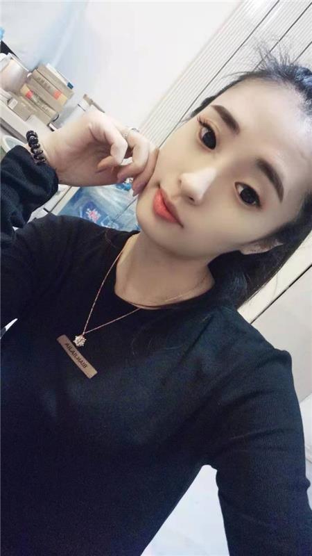 刚出道的骨感苗条小嫩妹，有艹mm的感觉！